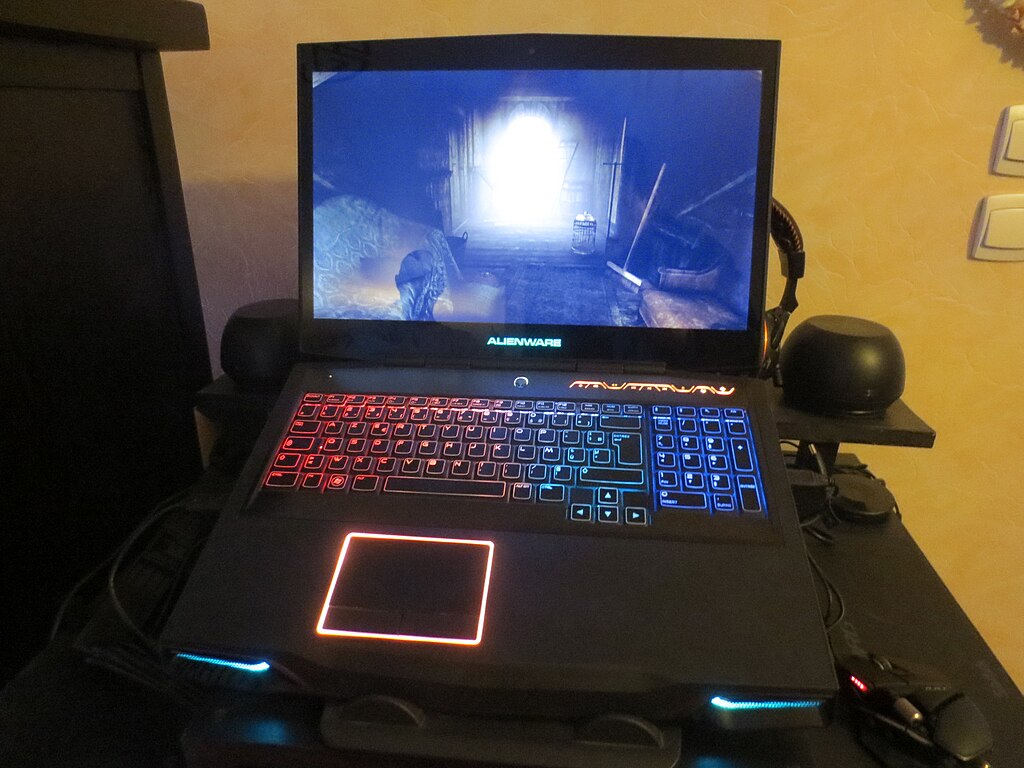 Laptop gamingowy Alienware z podświetlaną klawiaturą i touchpadem - zdjęcie 